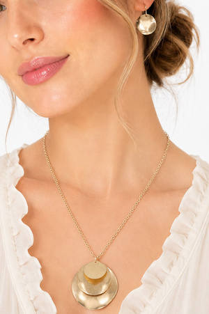 Metal Layered Circle Pendant Necklace Set