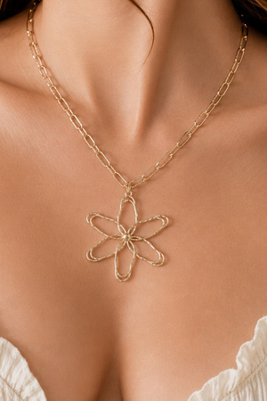 Metal Clip Chain Cut-Out Flower Pendant Necklace
